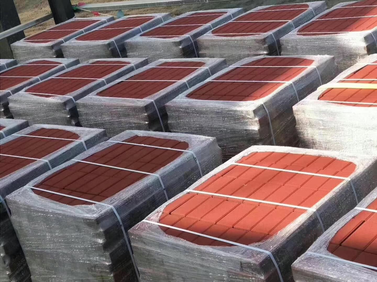 How are pavers colored